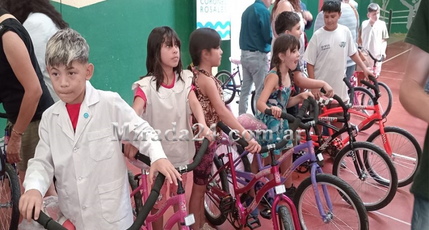 Alumnos de diferentes escuelas recibieron Bicicletas y articulos de estudio