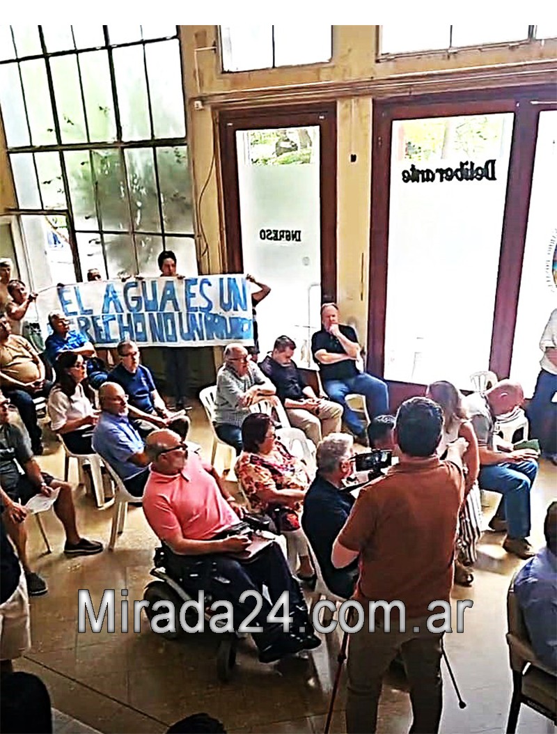 Vecinos marcharon por la falta de agua y coparon el Concejo Deliberante en reclamo de respuestas urgentes