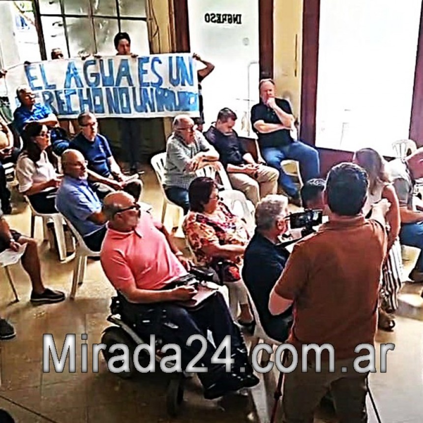 Vecinos marcharon por la falta de agua y coparon el Concejo Deliberante en reclamo de respuestas urgentes